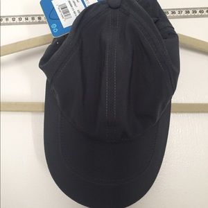 Brooks running hat in gray (asphalt)